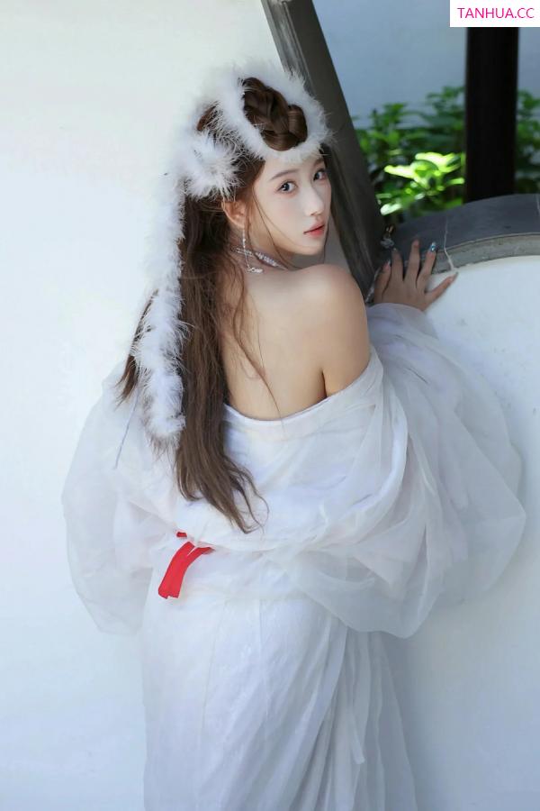   [XiuRen]高清写真图 2025.10.09 No.10843 金允希Yuki 低胸长裙第35张图片
